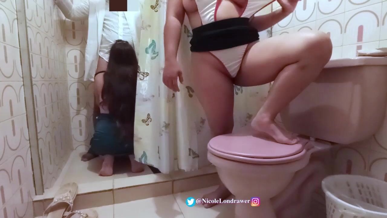 Nurse finds the doctor fucking a patient inside the hospital toilet /