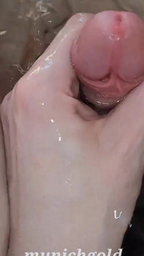 wrecked orgasm...my new hand job into the bathtub