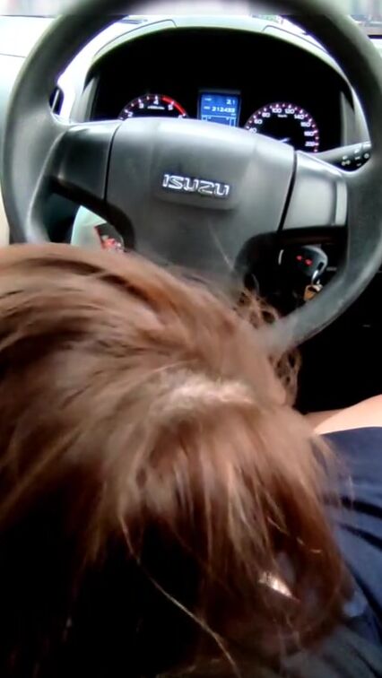 Outdoor Head inside vehicle เน็ทฟลิกซ์ก็กำลังสนุกควยก็อร่อย ดูดไปดูไป