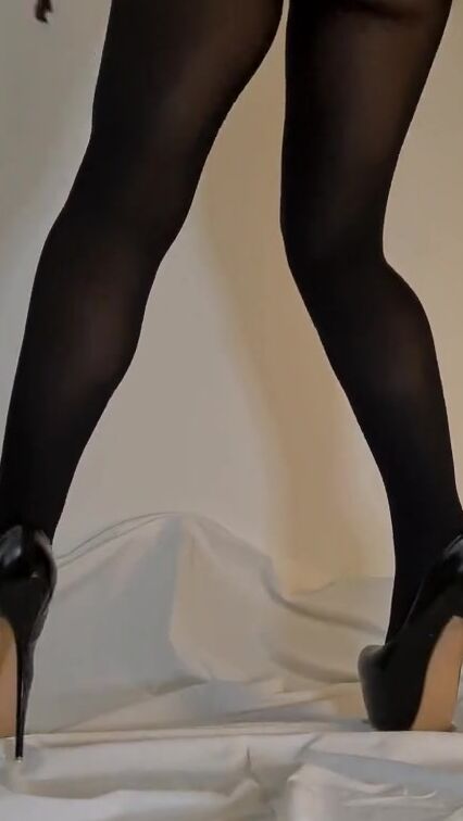 Sexual dance into Bombshell underwear and high heels ! Look it's sweet and Goddess, just for you