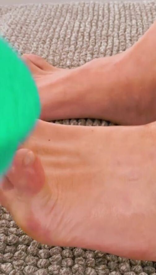 Toes Rubs with oil