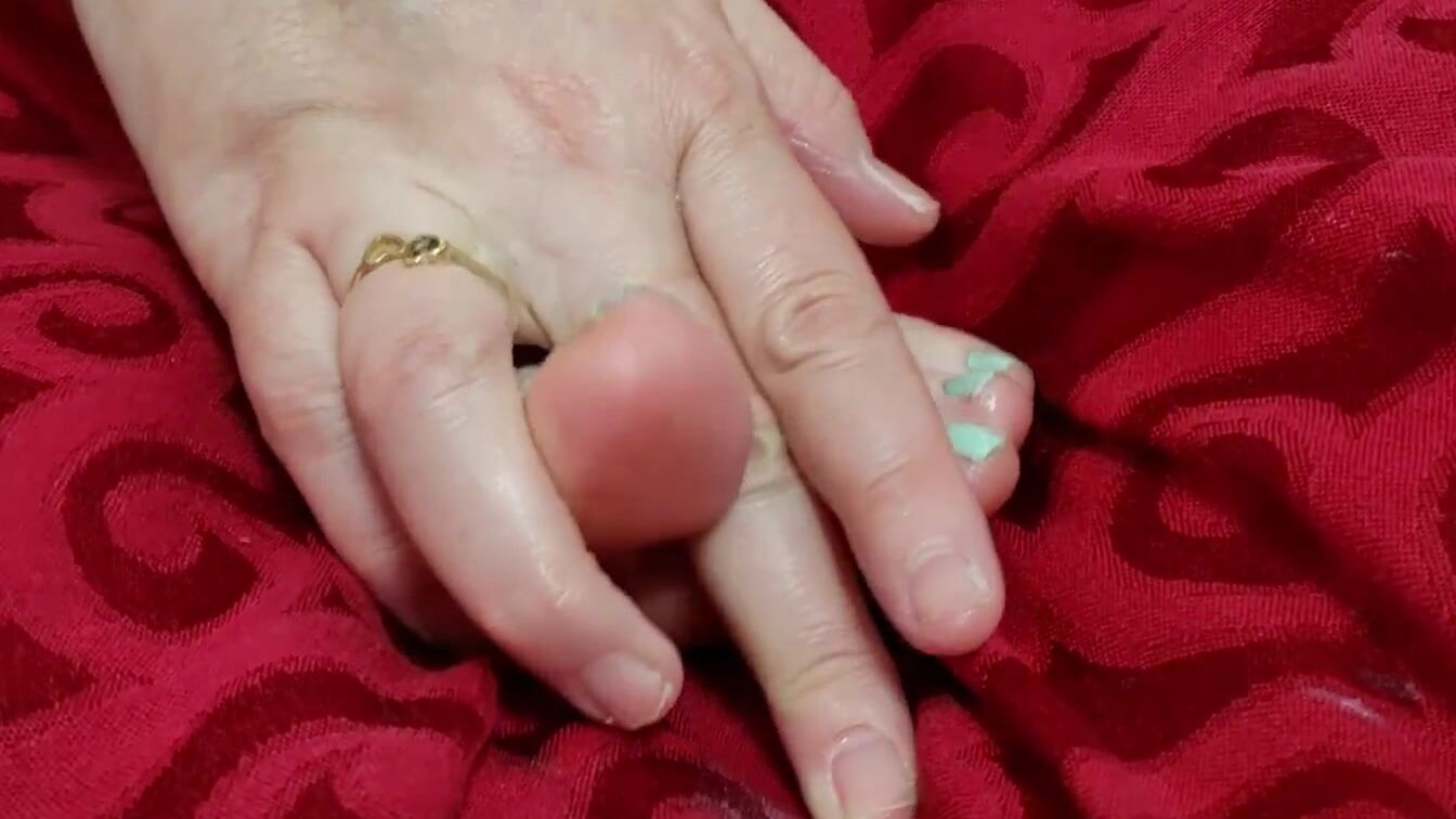 AMATEUR milf WIFEY FEET RUBS AND MASSAGE HUSBANDS CUM ALL OVER HER FOOT