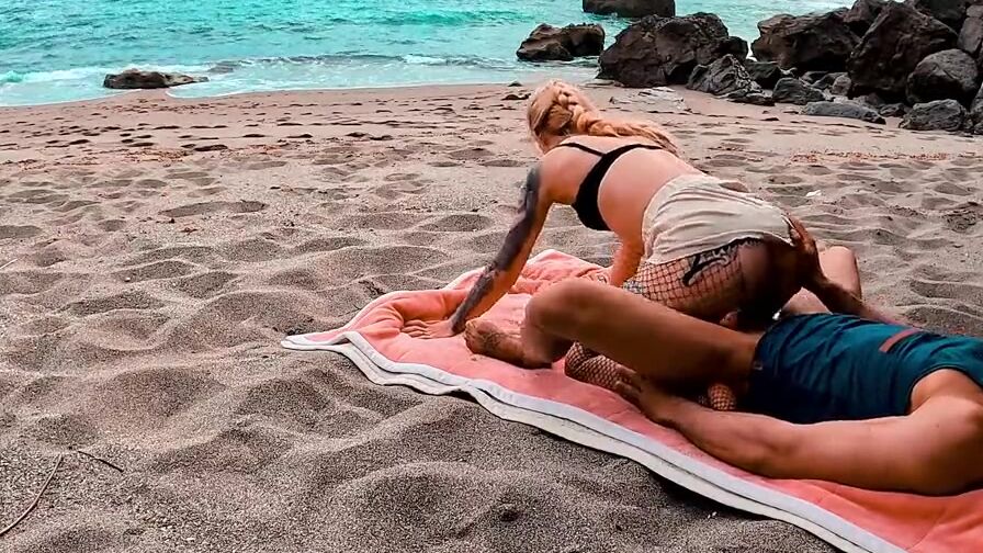 Amazingly Hot Sex on the Beach! SQUIRT