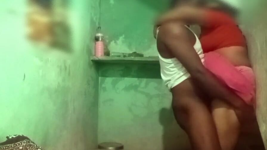 Tamil aunty cheating on uncle inside WC