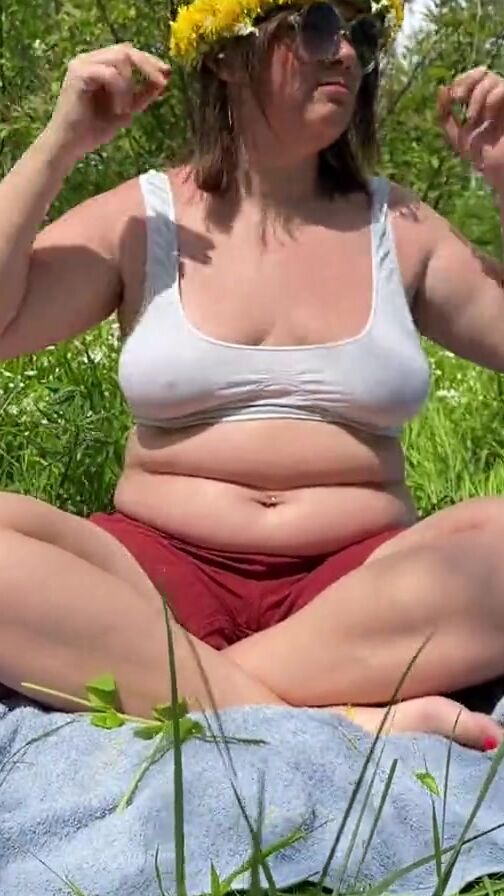 FLASHING GIGANTIC NATURAL TITTED PUBLIC INSIDE A PARK.
