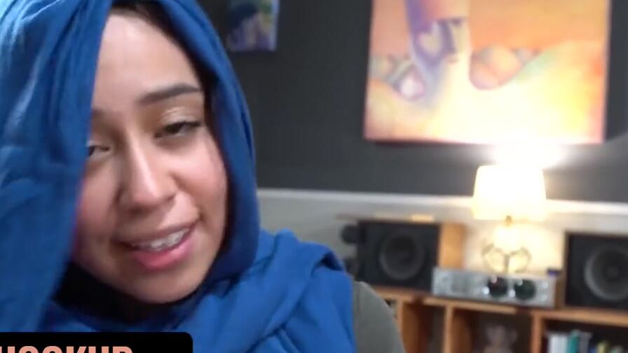 Hijab Hookup - Erotic 19 Year Old Offers Her Middle-Asian Cunt To