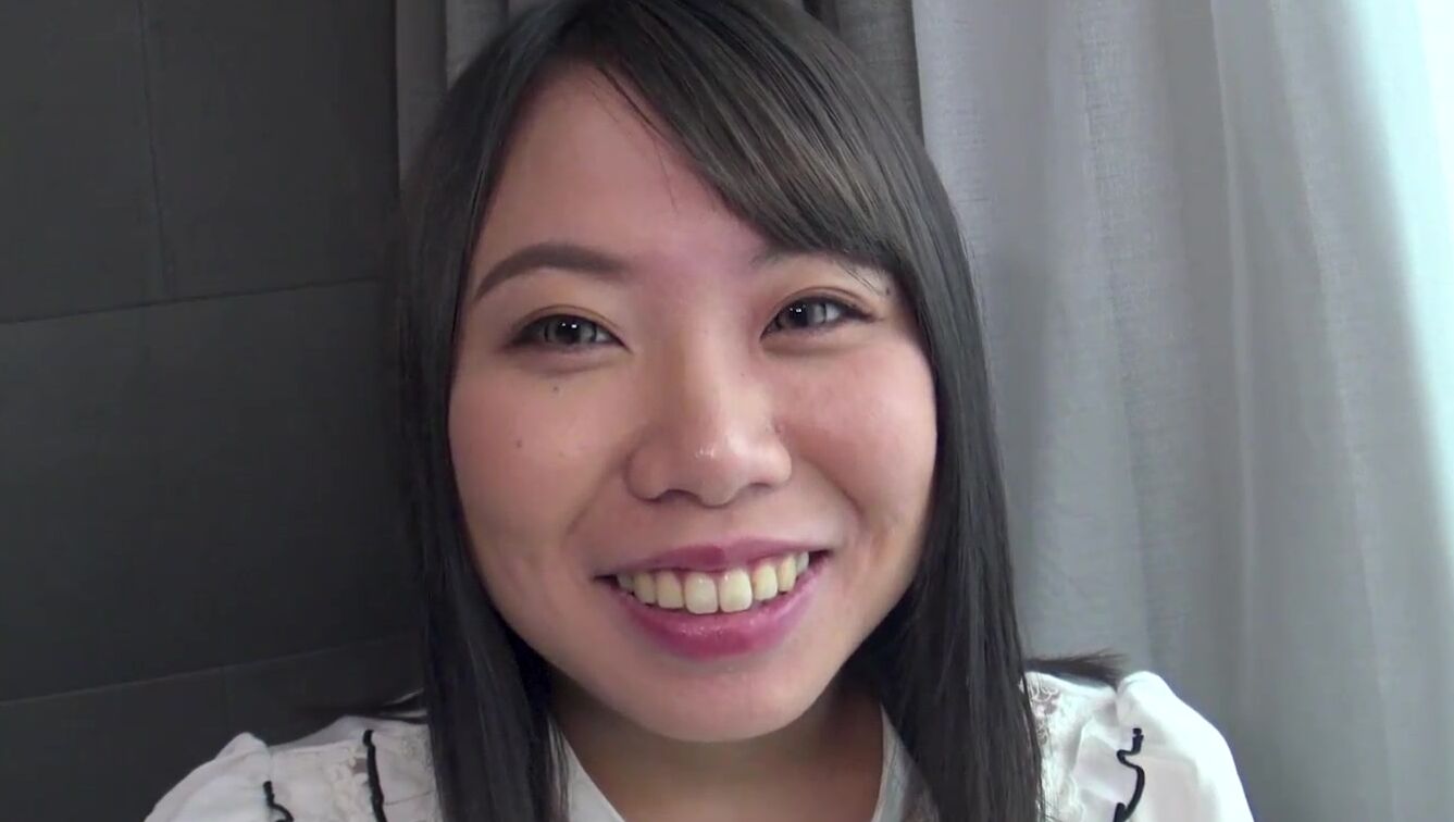 Kaede Morimoto is an amateur young lady who wants to be a celeb and answers an online ad to meet