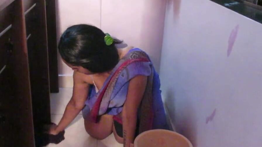 Gigantic Tits Tamil Maid Cleaning House While Gets Recorded Nude