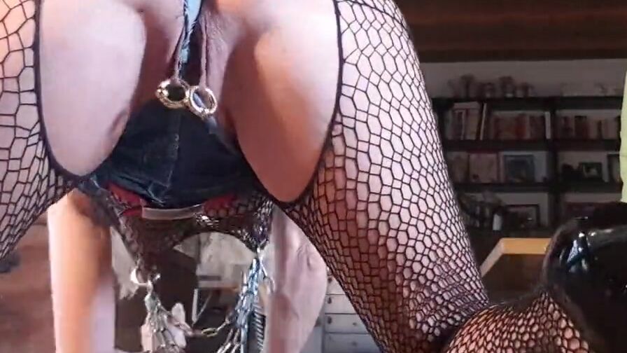 nippleringlover lusty MILF high heels pantyhose view through chained pierced