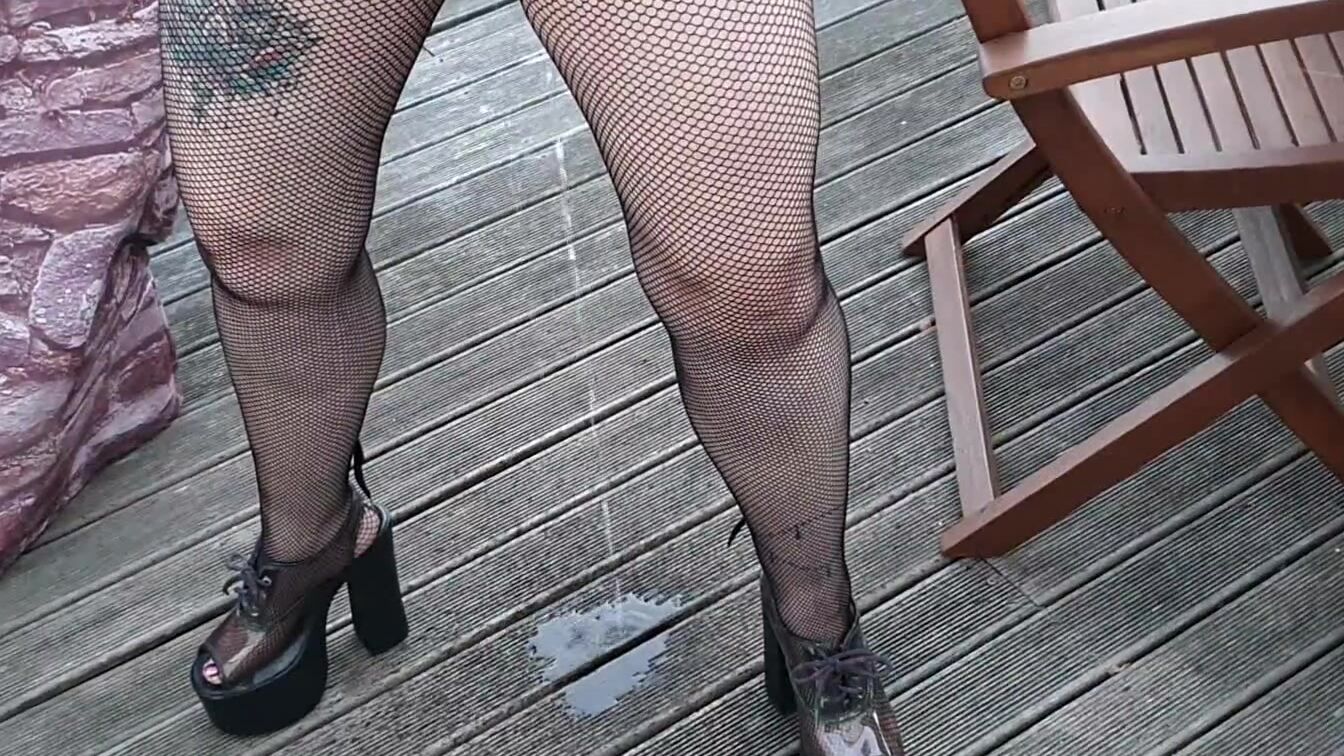 NZ mom trashy skank peeing on deck inside high heels and fishnet tights