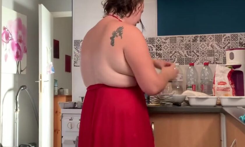 Vends-ta-culotte - Curvy French cougar cooking into Hottie underwear and