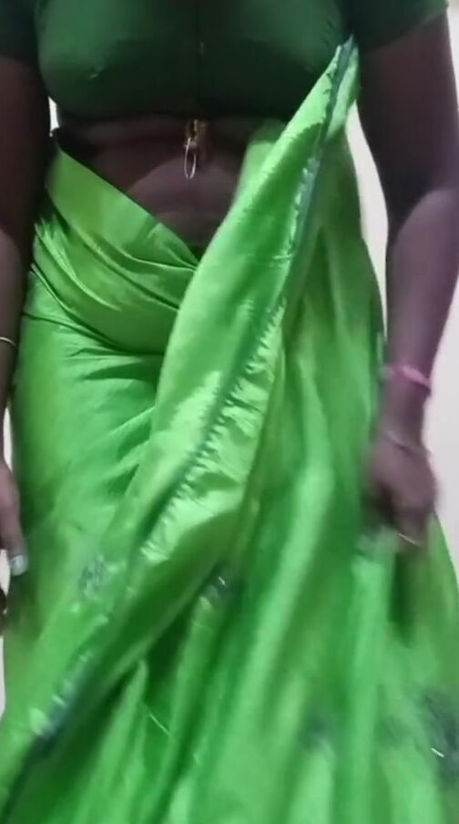 Tamil wifey remove saree