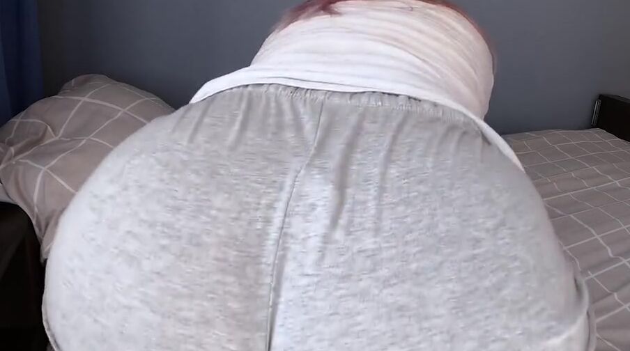 women with huge butt into shorts humping pillow and moans