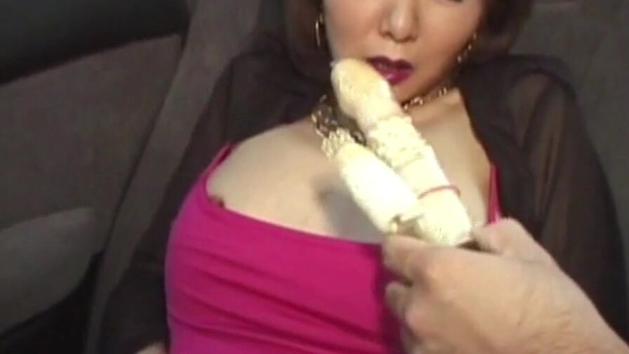 Japanese MILF Mastubate with dildo at car